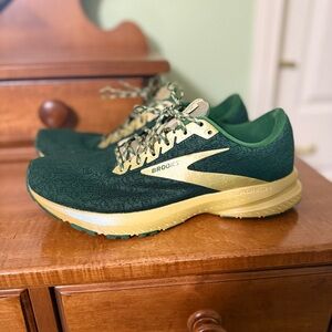 Rare Brooks Launch 7 women’s size 10.5 run lucky running shoe sneaker green gold